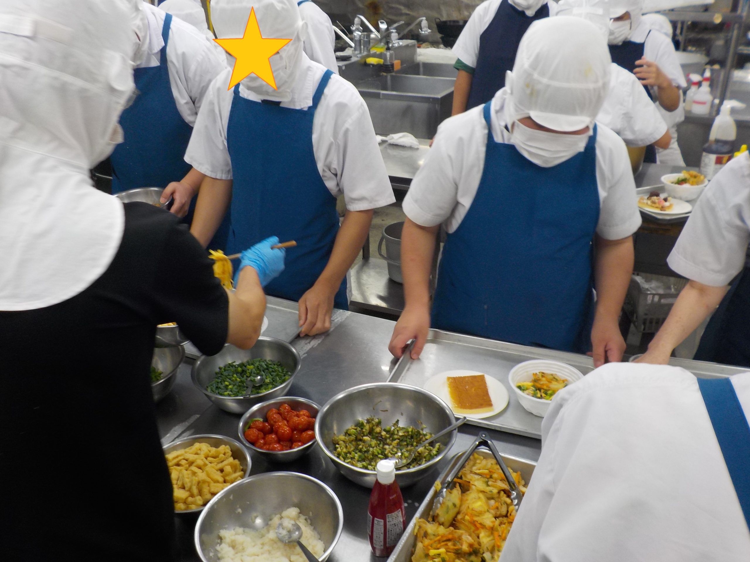 子どもたちが調理実習を楽しんでいる様子