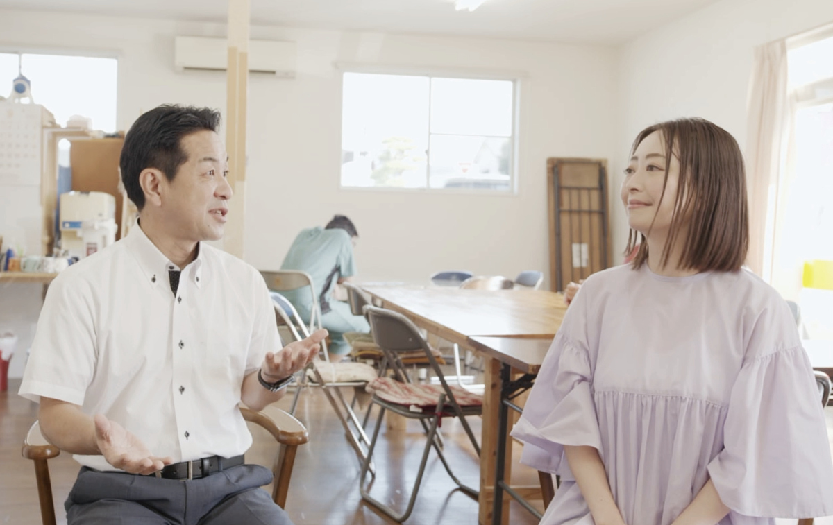 子どもたちが笑顔で遊んでいる様子