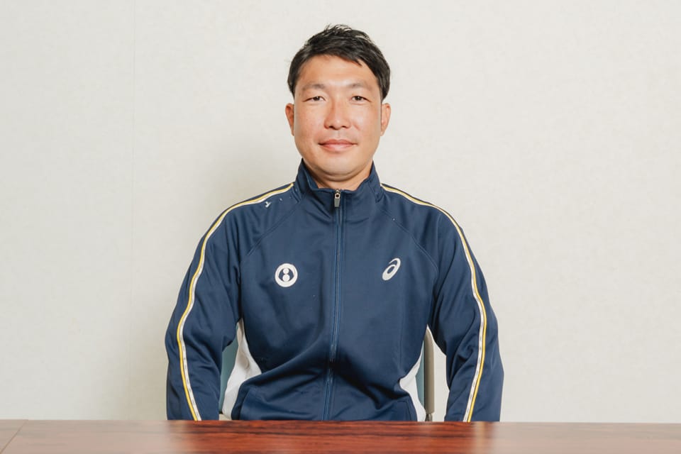 スタッフと利用者が笑顔でコミュニケーションしている様子